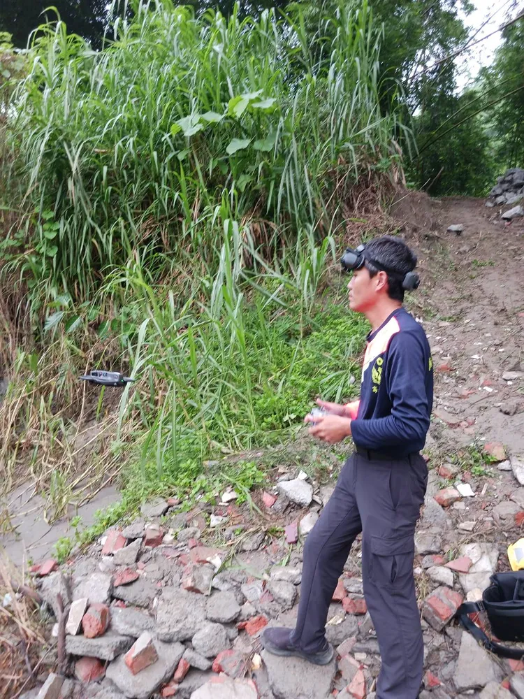 消防局搜救人員以空拍機搜尋。翻攝畫面