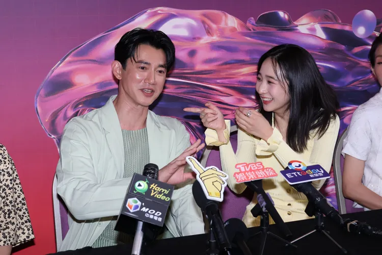 李沐（右）和吳慷仁聊拍攝趣事。莊宗達攝