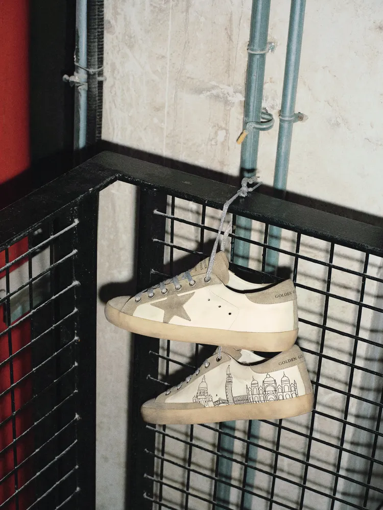 鞋側運用黑線手工繡出威尼斯城市天際線及地標輪廓。品牌提供