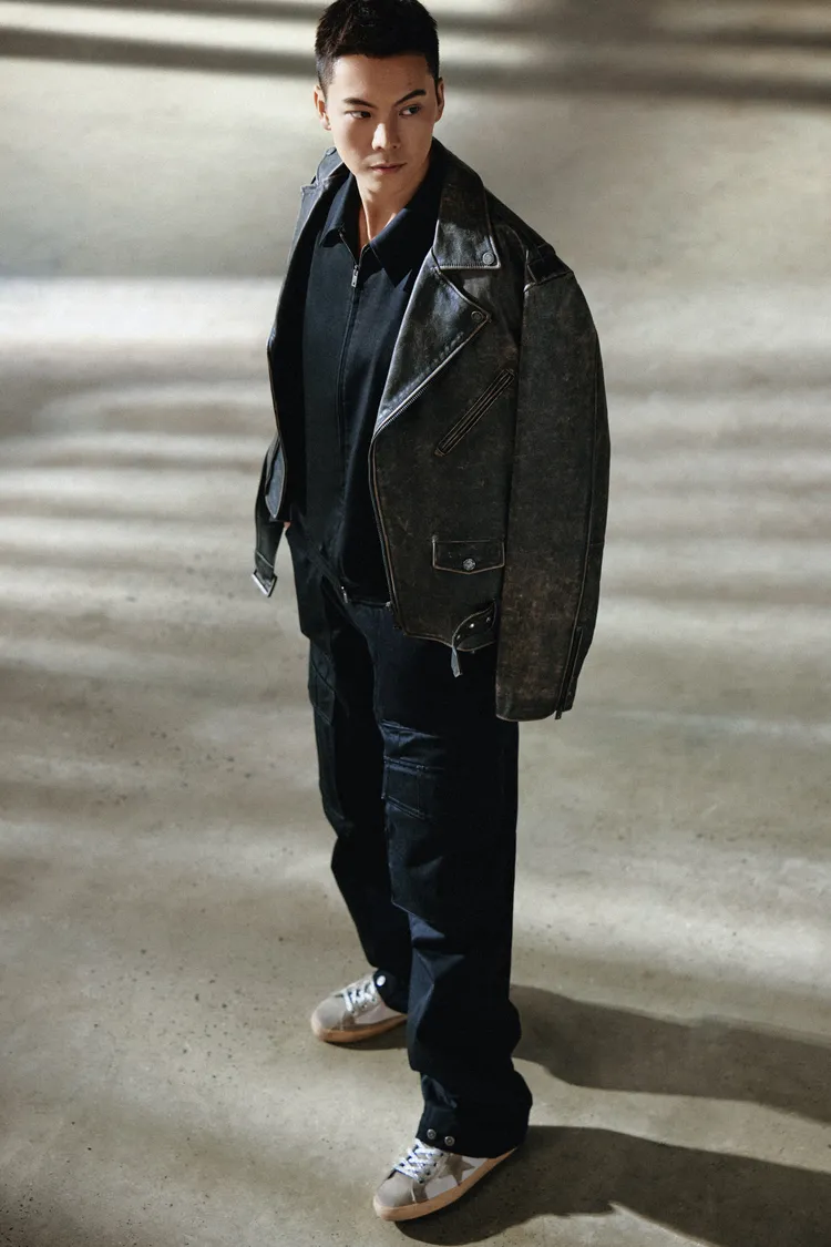 陳偉霆換上仿舊紋理的皮衣夾克、工裝褲。品牌提供