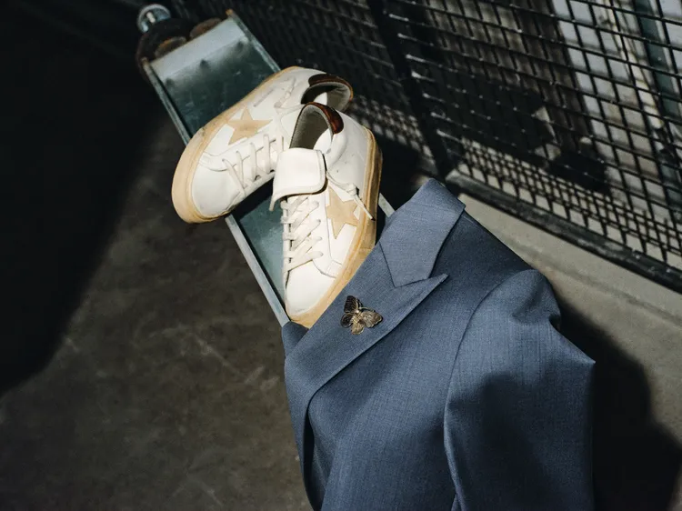 鞋款巧妙以白色皮革翻折鞋舌增添復古氣息。品牌提供