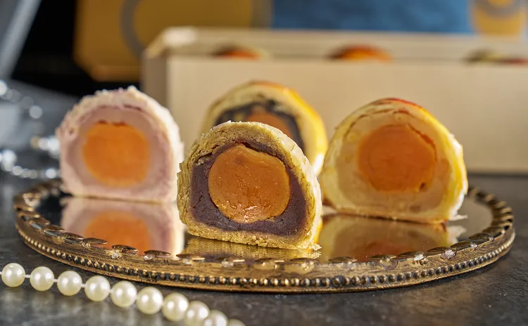 點心坊的蛋黃酥將包裹的手工紅土鴨蛋以混合高粱、米酒和二鍋頭等白酒的黃金比例醃漬，去腥也增加蛋黃香氣。業者提供