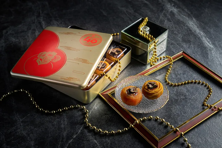 台北福華四十週年紀念版的禮盒設計以「福華時光寶盒」為主題，融合包浩斯建築風格和象徵團圓的同心結標誌，別具珍藏意義。業者提供