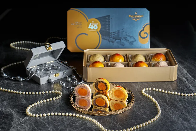 點心坊的蛋黃酥「橙月禮盒」除了討喜的馬卡龍色千層酥皮，今年新添融入茶點概念的「紅烏龍相思豆」和「紫薯香芋」口味。業者提供