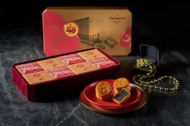 珍珠坊今年特別在四十週年紀念的廣式月餅「映月禮盒」加入手繪餐廳剪影設計。業者提供