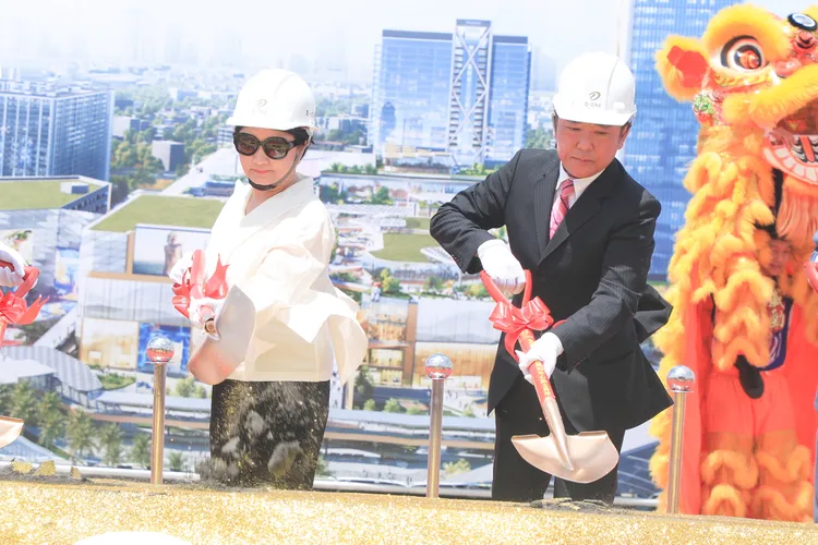 台中市長盧秀燕（左）與第一大國際董事長原島榮一，為「D-ONE第一大天地」動土。市府提供