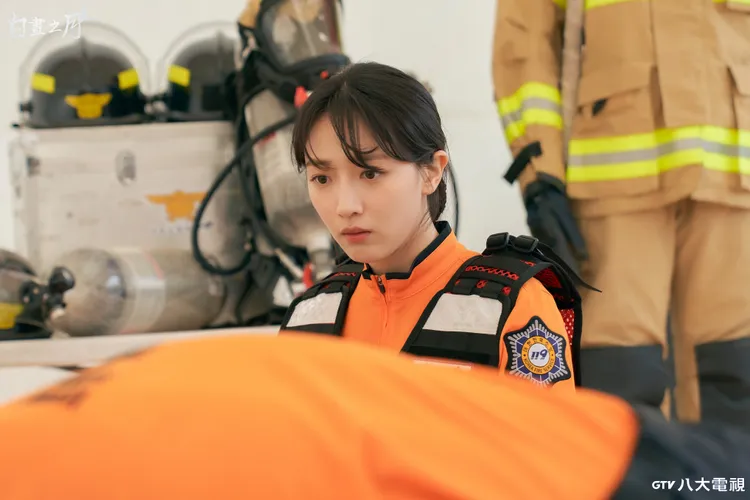 表藝珍戲裡轉世後飾演消防員。八大電視提供