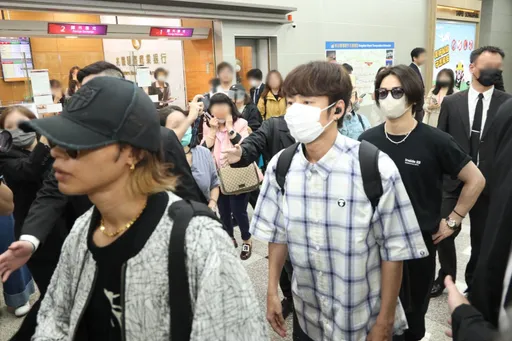 直擊|5萬人瘋搶!龜梨和也帶KAT-TUN抵松機掀暴動 中丸雄一手機狂拍寵粉