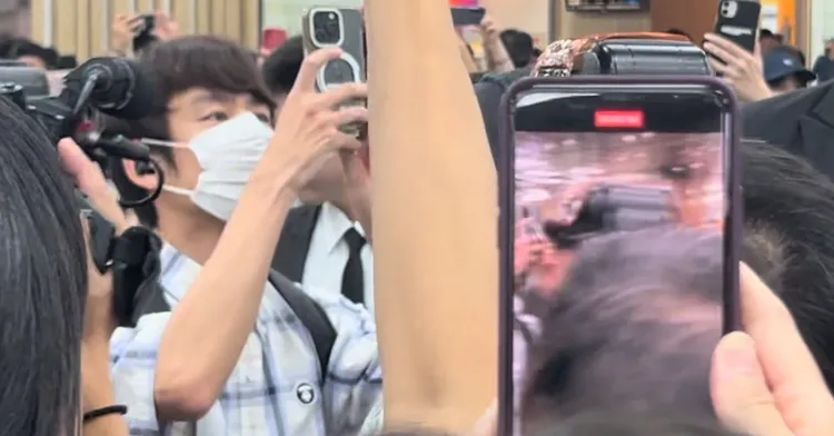 中丸雄一拿出手機拍粉絲。陳薇安攝