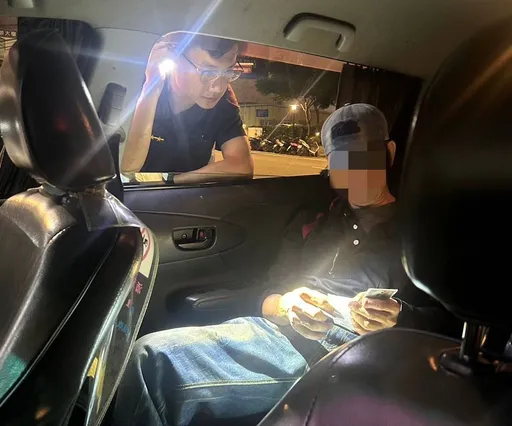 乘客爛醉叫不醒!1400車資還沒付  無奈運將只好這麼做