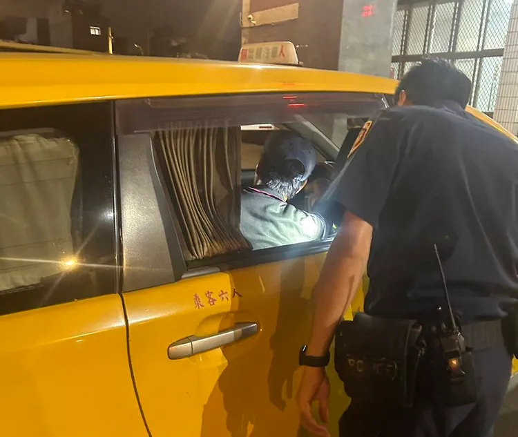 運將開車到警所求助。大園警分局提供