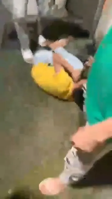 蕭姓少年被打倒在地。江和樹提供