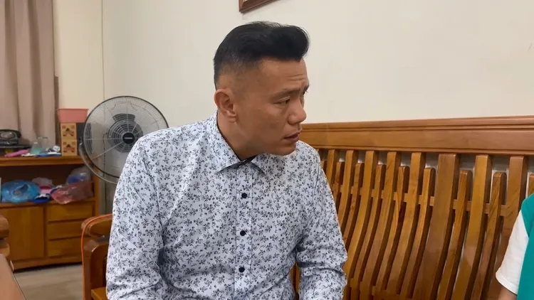 被害少年（右）向江和樹說明案發過程。江和樹提供