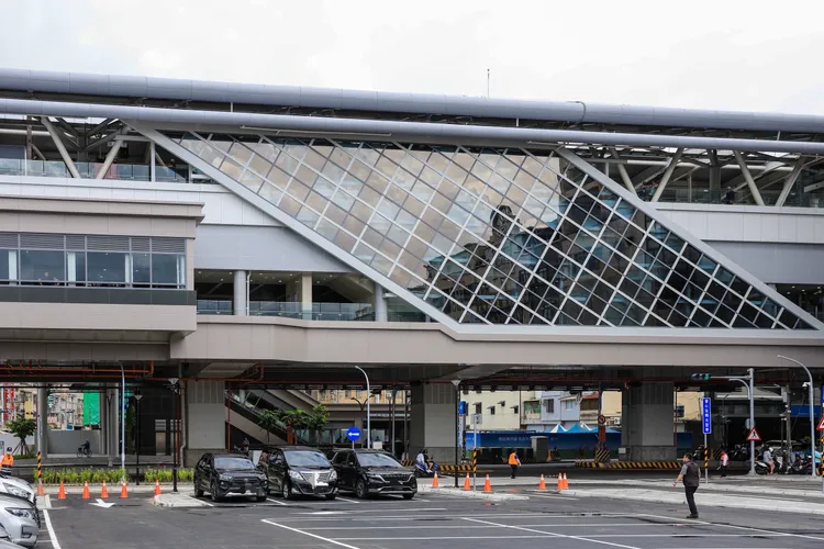 高雄捷運紅線RK1岡山車站今起正式試營運。市府提供