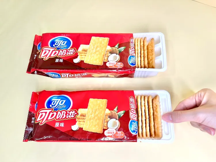 國民餅乾可口奶滋新包裝不但減少包材，也增添易拉式凹槽設計。業者提供