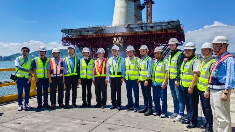 交通部長李孟諺一行人視察淡江大橋。公路局提供