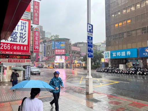 雨彈炸裂！雙北等12縣市豪雨、大雨特報　至少下到「這時」