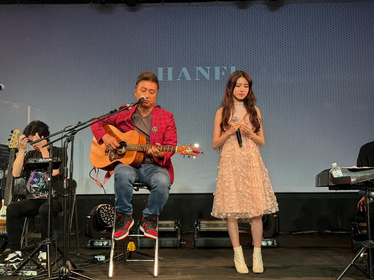 韓菲與老爸王中平合唱。華納音樂提供