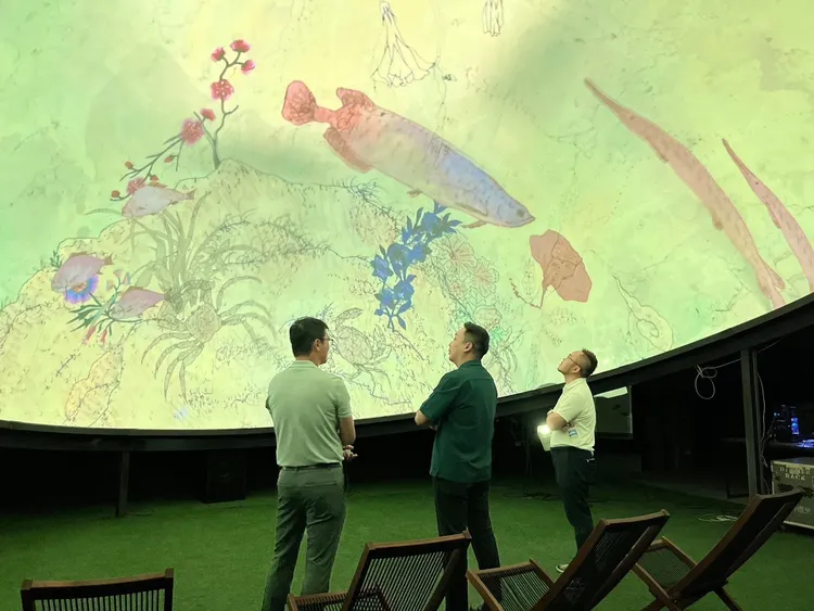 青年局長張以理（中）走訪宇建形象總部，驚豔球幕技術獨特，希望青年能透過實習認識高雄隱形冠軍。青年局提供