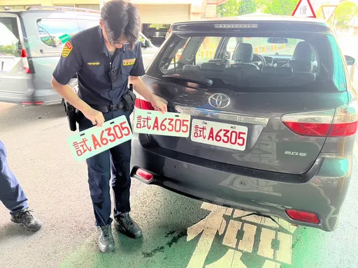 奇景!1台車竟擁4張車牌 桃警這巧合逮中古車行偽造車牌