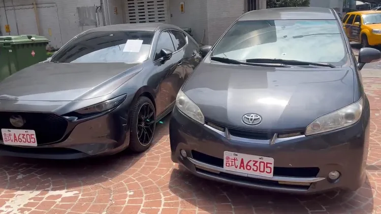 中古車行把兩面偽牌分別掛在2部車上。交通大隊提供