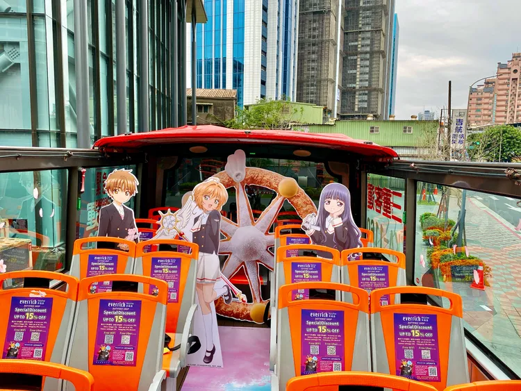 車子的外觀與內裝隨處皆能看見《庫洛魔法使》的元素。莊偉祺攝