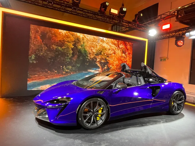 Artura Spider電動單片收折式硬頂車頂在11秒內即可完成啟閉。林浩昇攝