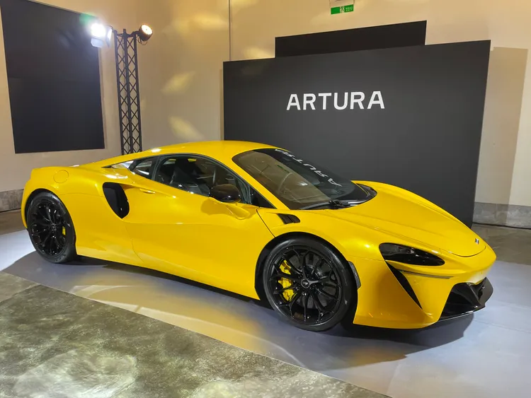 25年式的Artura改進底盤控制和懸吊系統，提升了穩定性和靈活性，八速變速箱新增預充填功能，使換擋速度提升25%。圖為Artura Coupe車型。林浩昇攝