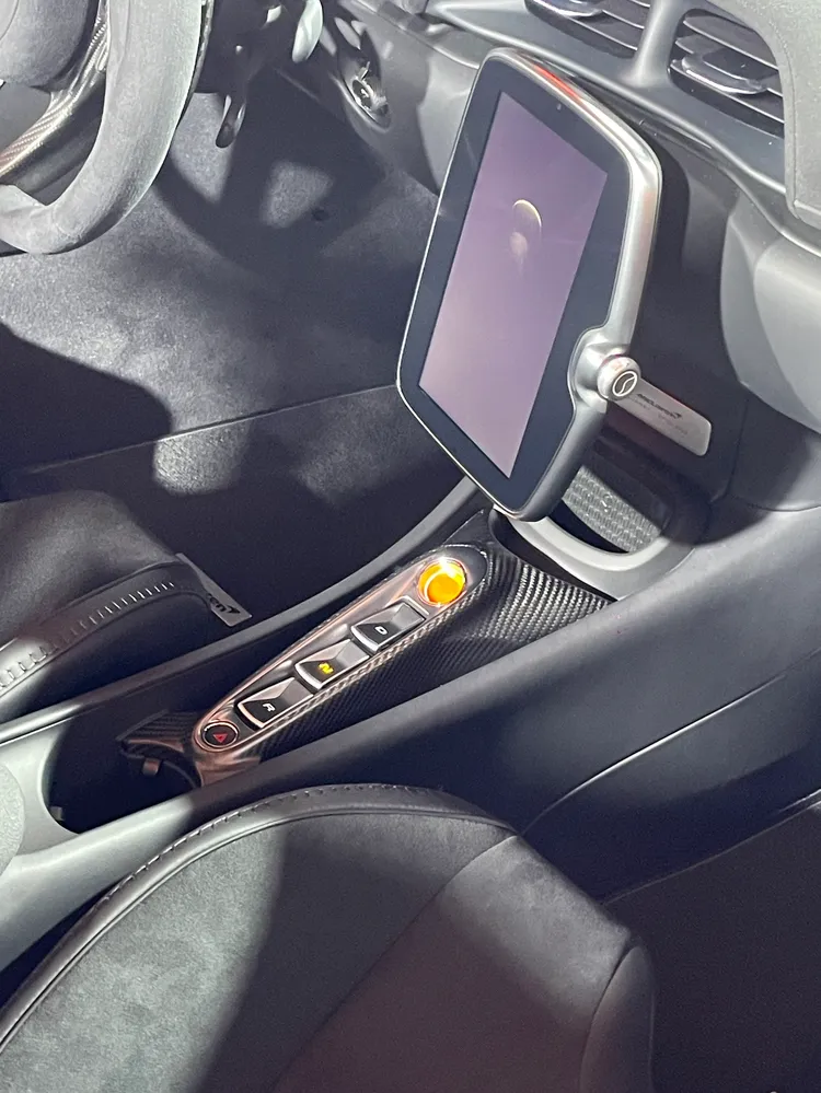 Artura車系均標配包含 McLaren 第二代資訊娛樂系統（MIS II），支援 Apple CarPlay 、便利安心套件與科技進化套件。林浩昇攝
