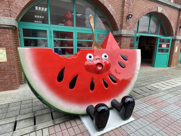 活動會場西瓜藝術公仔。新竹縣府提供