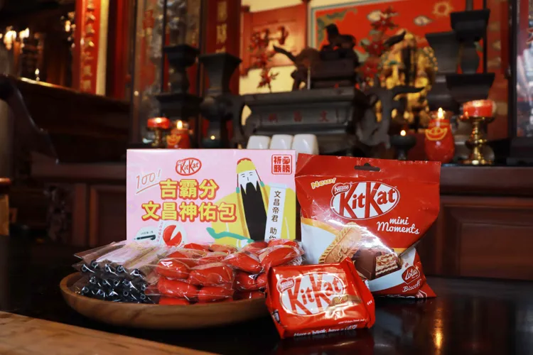 KitKat「吉霸分文昌神佑包」內含過爐過的2B鉛筆和擲筊造型橡皮擦，還有KitKat經典4指包以及全台瘋搶的KitKat Lotus蓮花脆餅威化巧克力。業者提供