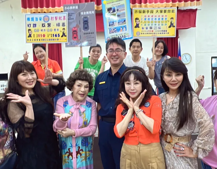 阿姑（中）做公益不遺餘力。李朝永提供