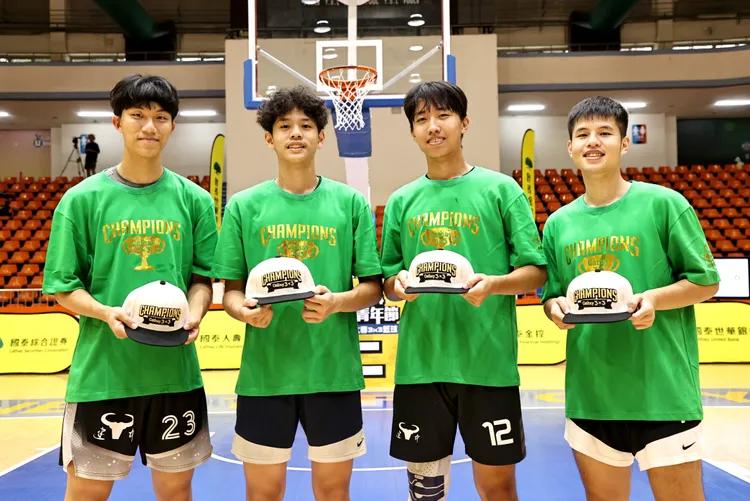 以建中男籃校隊為班底的「亞柏去趴地」，勇奪冠軍成為高中完美結局。(圖/國泰金控提供)