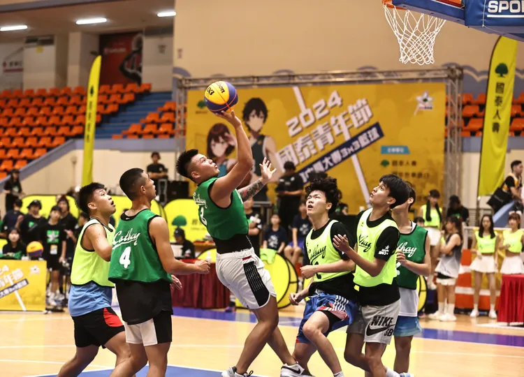 年輕球員在場上燃燒熱血，奮力爭取賽事勝利。(圖/國泰金控提供)