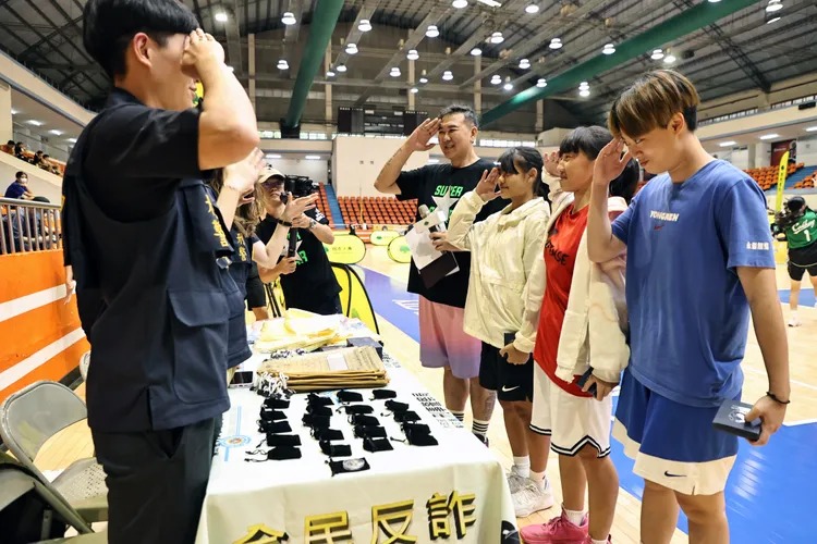 國泰攜手刑事警察局進行防詐騙互動宣導，向青年傳遞反詐原則。(圖/國泰金控提供)