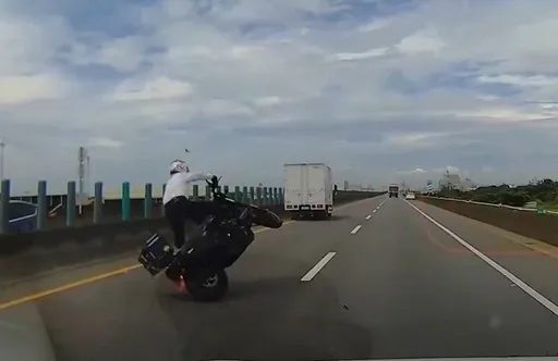 真擊落片｜台61小貨車輾路上石塊爆胎　碎石彈飛擊中重機騎士好驚險