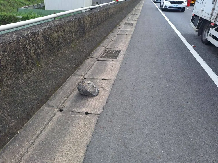 肇禍的碎石。大園警分局提供