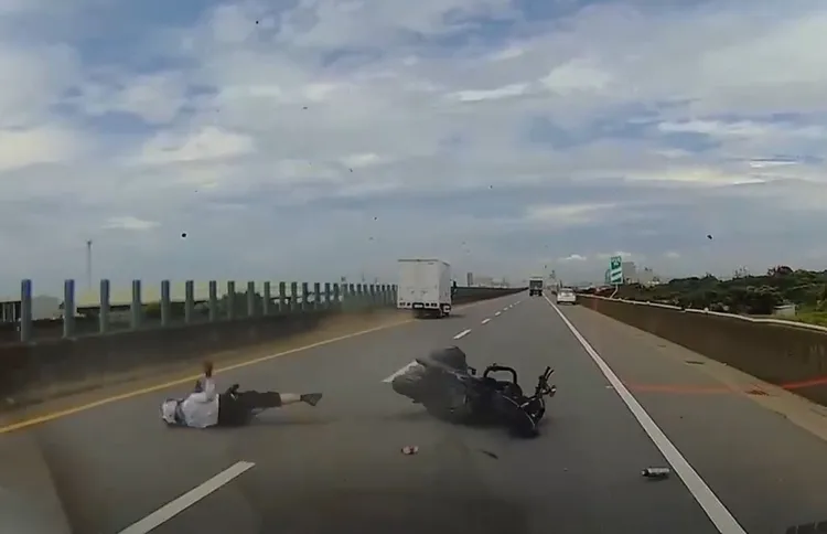 重機騎士連人帶車摔倒在地。翻攝畫面