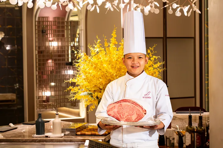 主廚展示即起全面升級A5和牛。業者提供