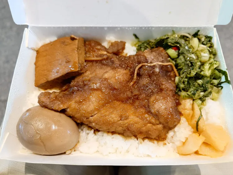 了一塊經典傳統排骨外，還有一塊豆干、一顆乳蛋、雪裡紅、跟醃蘿蔔。翻攝《鐵道文化之旅》的社團