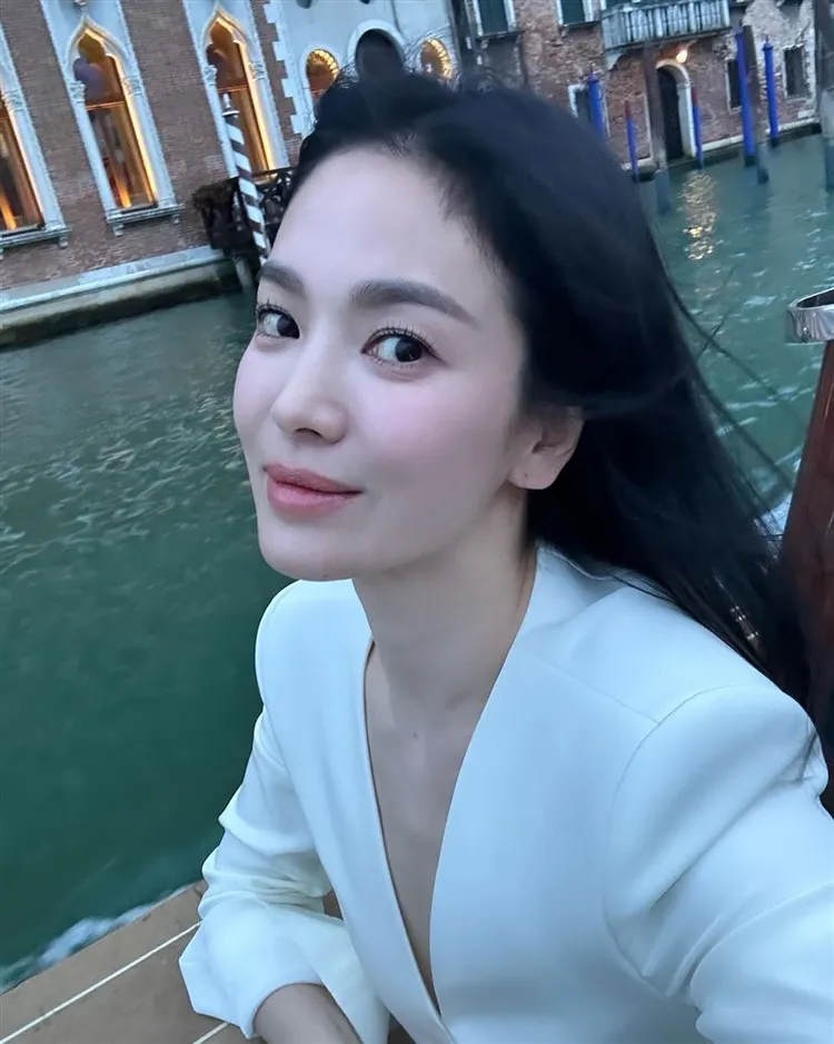 宋慧喬無懼近距離拍攝。翻攝宋慧喬IG
