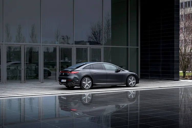 EQE 350+標配AMG Line內外觀套件，車頭造型更具侵略性，搭配19吋規格五幅雙肋式輪圈。原廠照片