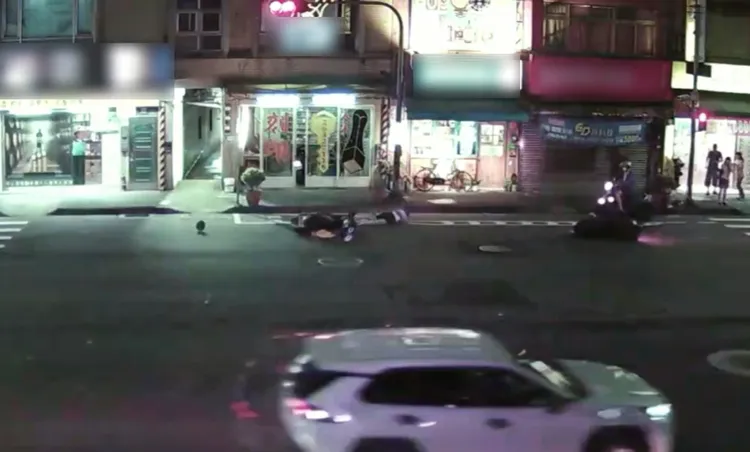 車禍當下，女騎士向前滑行。警方提供