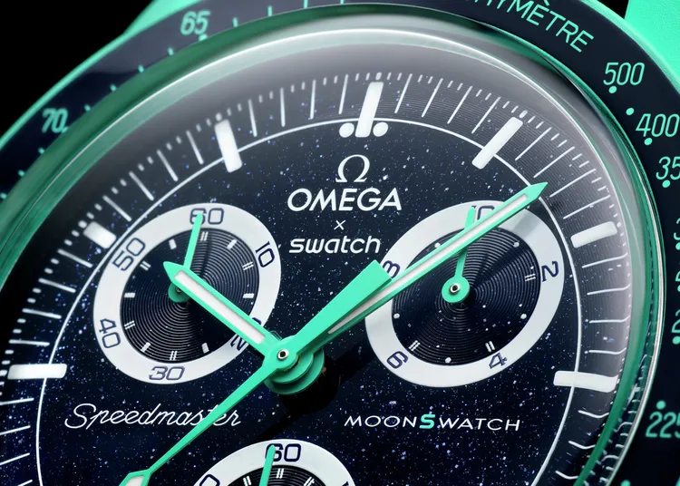 以及光為主題的錶款在深藍色錶盤鑲上銀色碎片組成的「星星」。品牌提供