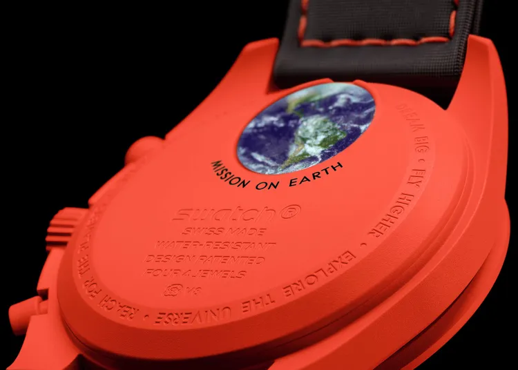 錶背刻有Bioceramic MoonSwatch系列的任務宣言。品牌提供