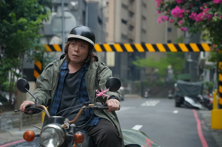 伍佰在《愛情城事》中飾演派報員。華映娛樂提供