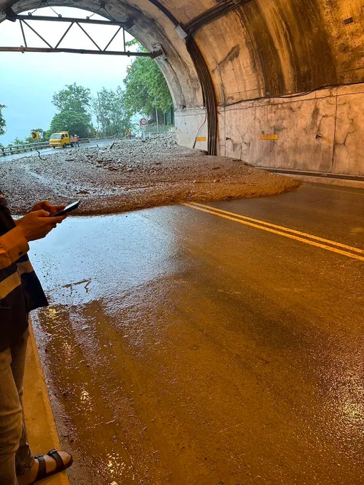 大雨下不停蘇花公路崇德段爆土石流 目前維持單線通行