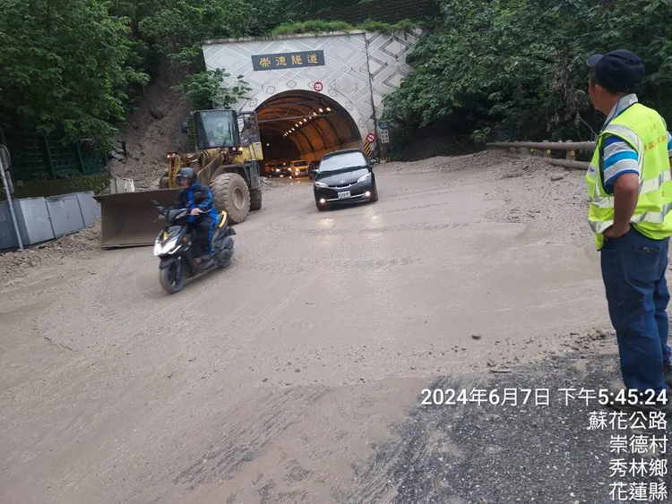 蘇花公路崇德路段目前維持單向通行，請用路人注意路況。公路局提供