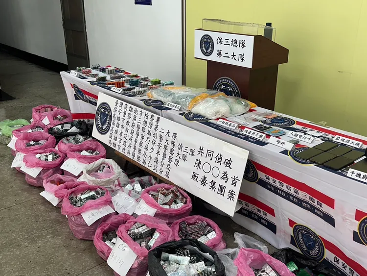 感冒藥有好幾大袋，數量多達21.5萬顆。警方提供