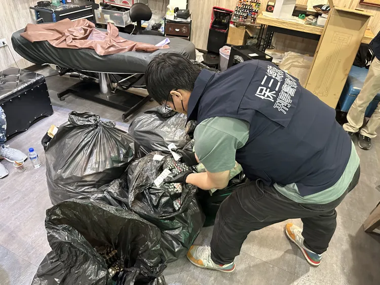 警方在屋內查獲大量感冒藥丸。警方提供